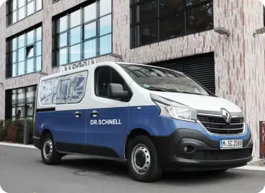 Ein Kleinbus von Dr. Schnell mit dem neuen Schriftdruck auf der Seite