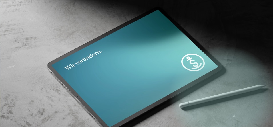 Ein Ipad mit Apple Pencil und dem neuen Dr. Schnell Logo und Slogan